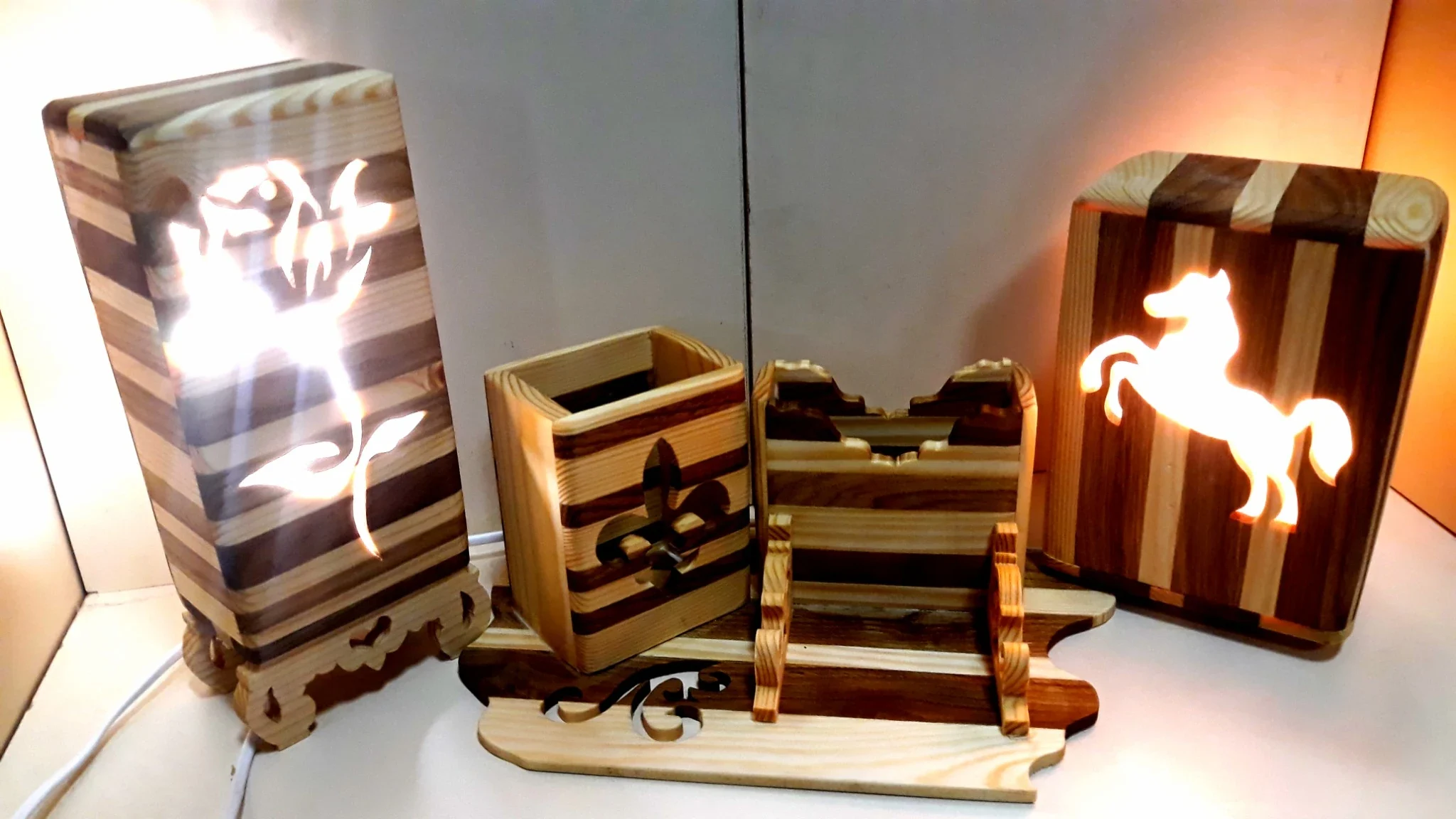 Individuāls koka galda komplekts klientam – lampa, organizators un dekoratīvi galda piederumi — attēls 1