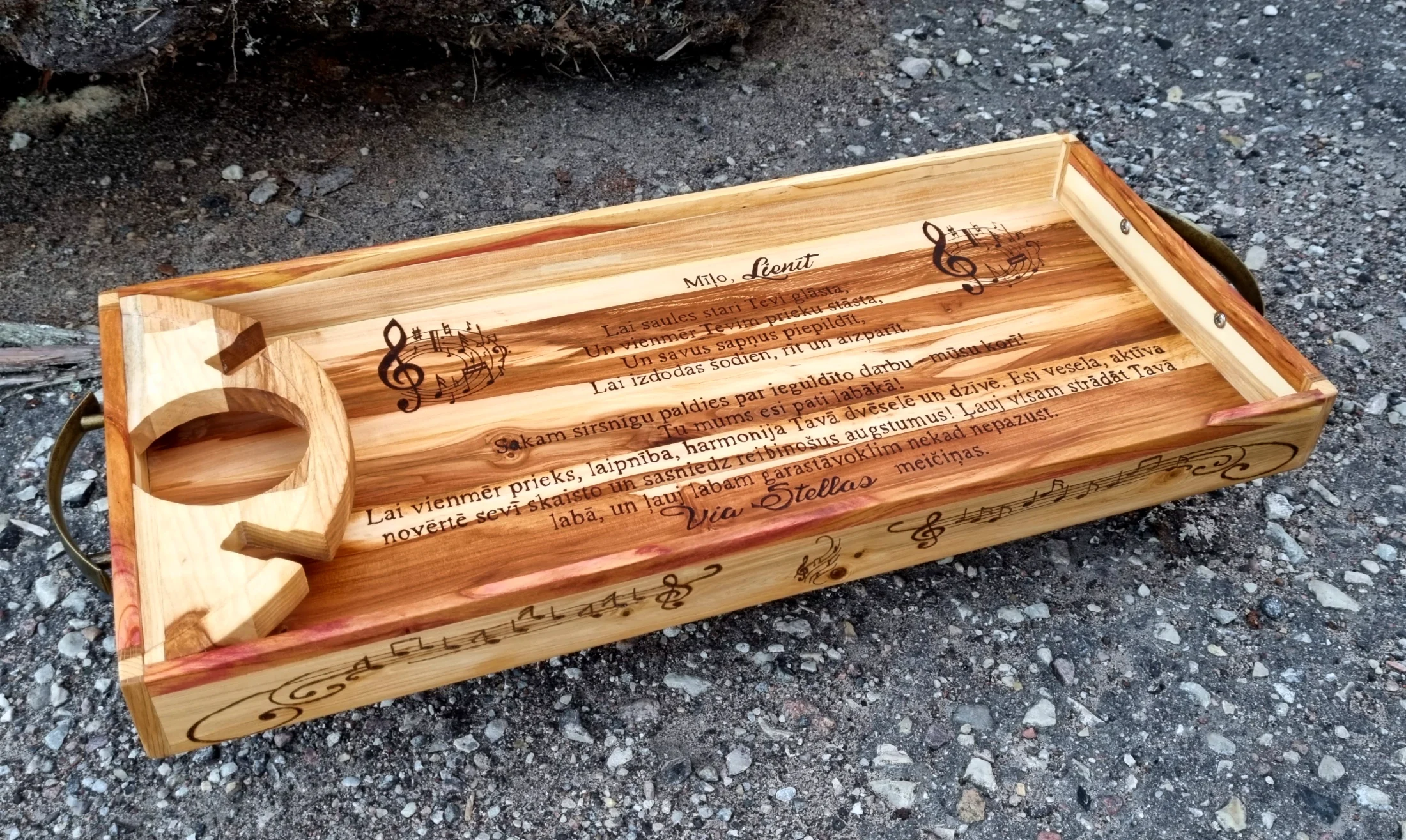 Personalizēta koka paplāte vīna pudelei un glāzēm — attēls 4