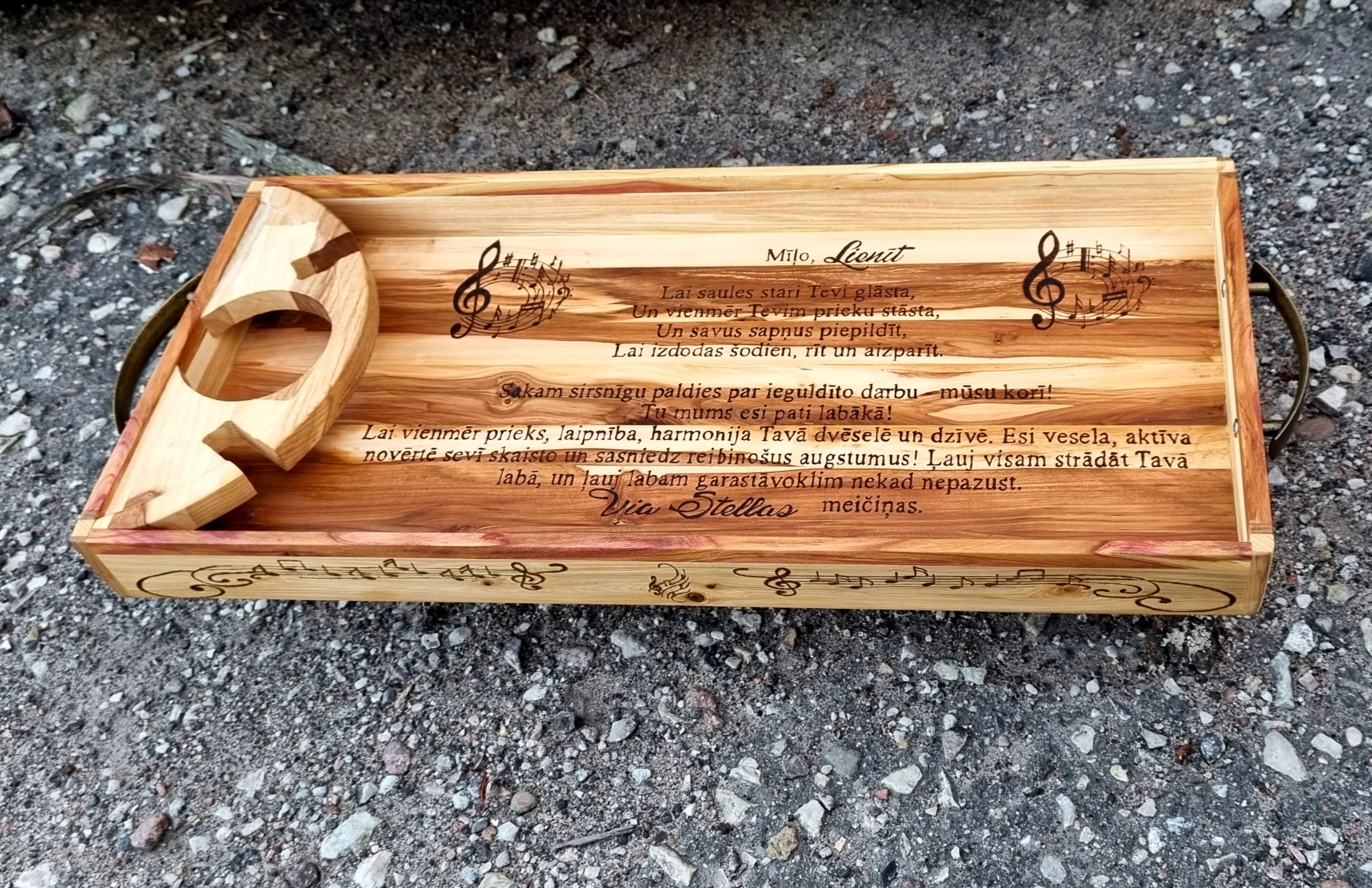 Personalizēta koka paplāte vīna pudelei un glāzēm — attēls 3