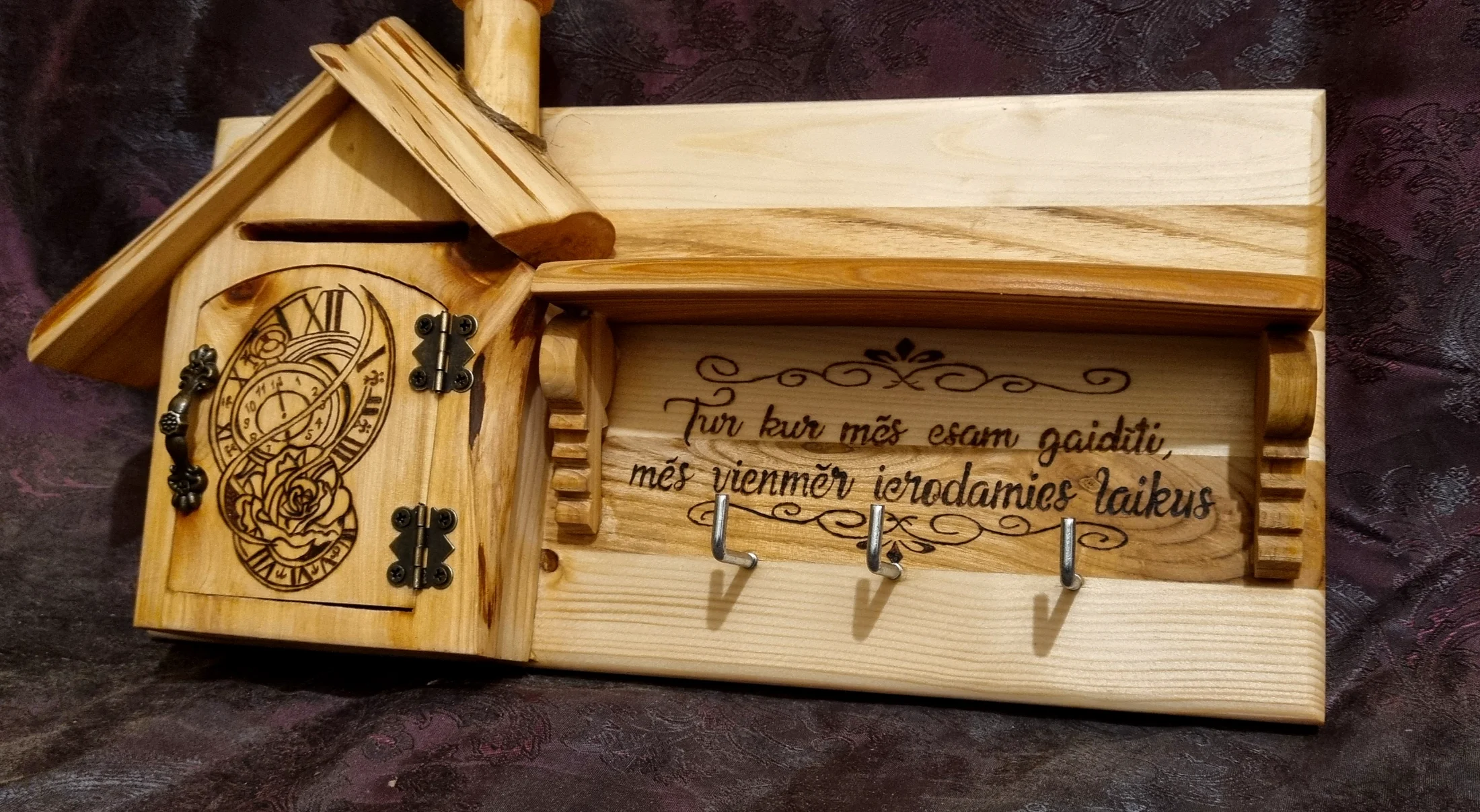 Koka atslēgu turētājs ar krājkasīti