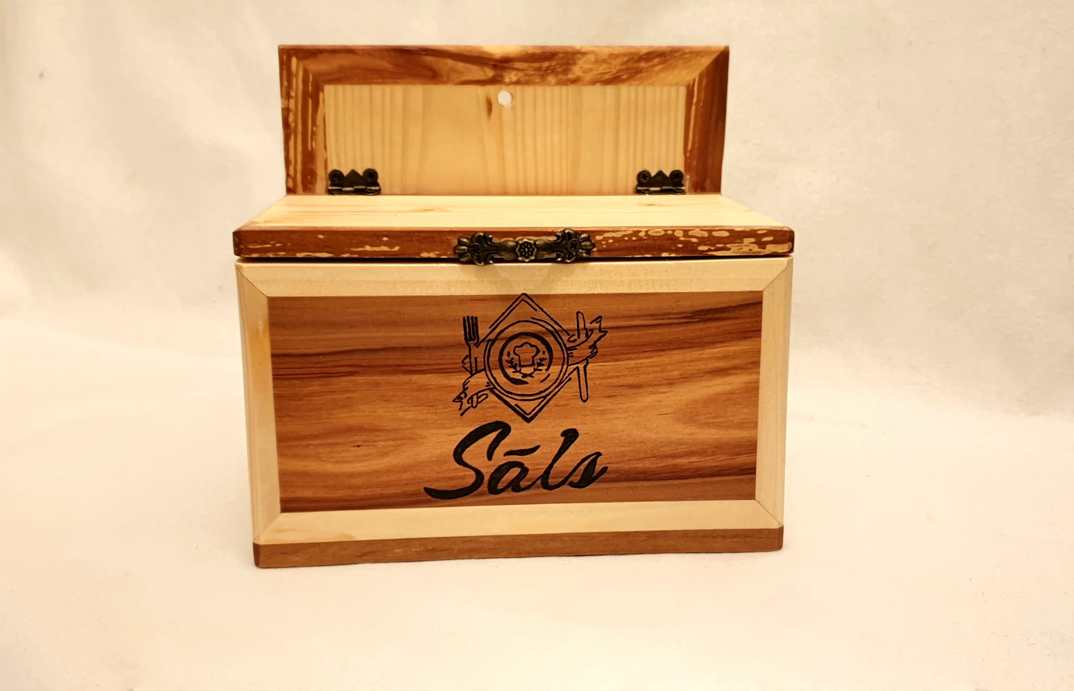Personalizēts koka sāls trauks ar gravējumu (kantains)