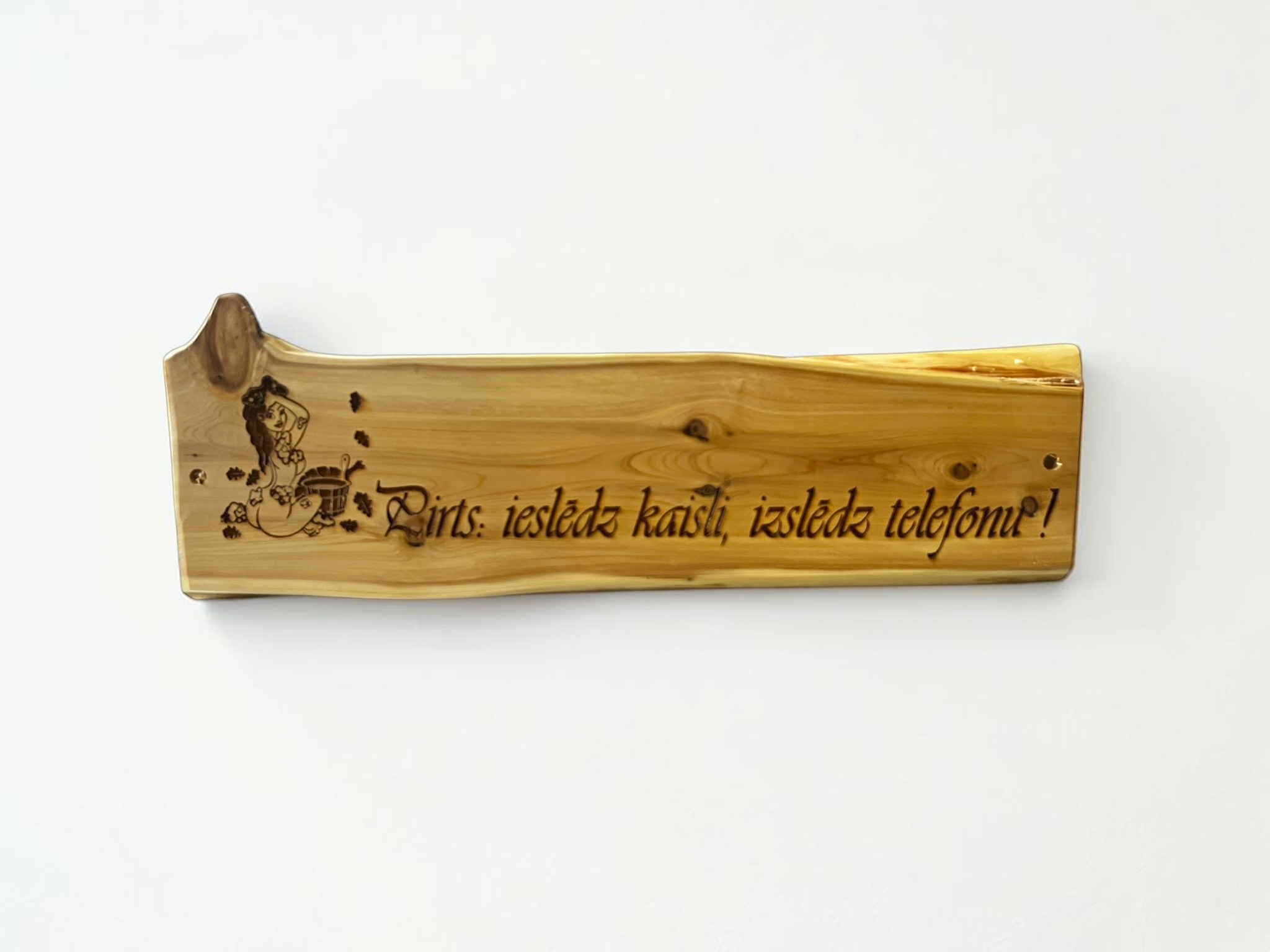 Koka plāksnīte durvīm no kadiķa ar personalizētu tekstu