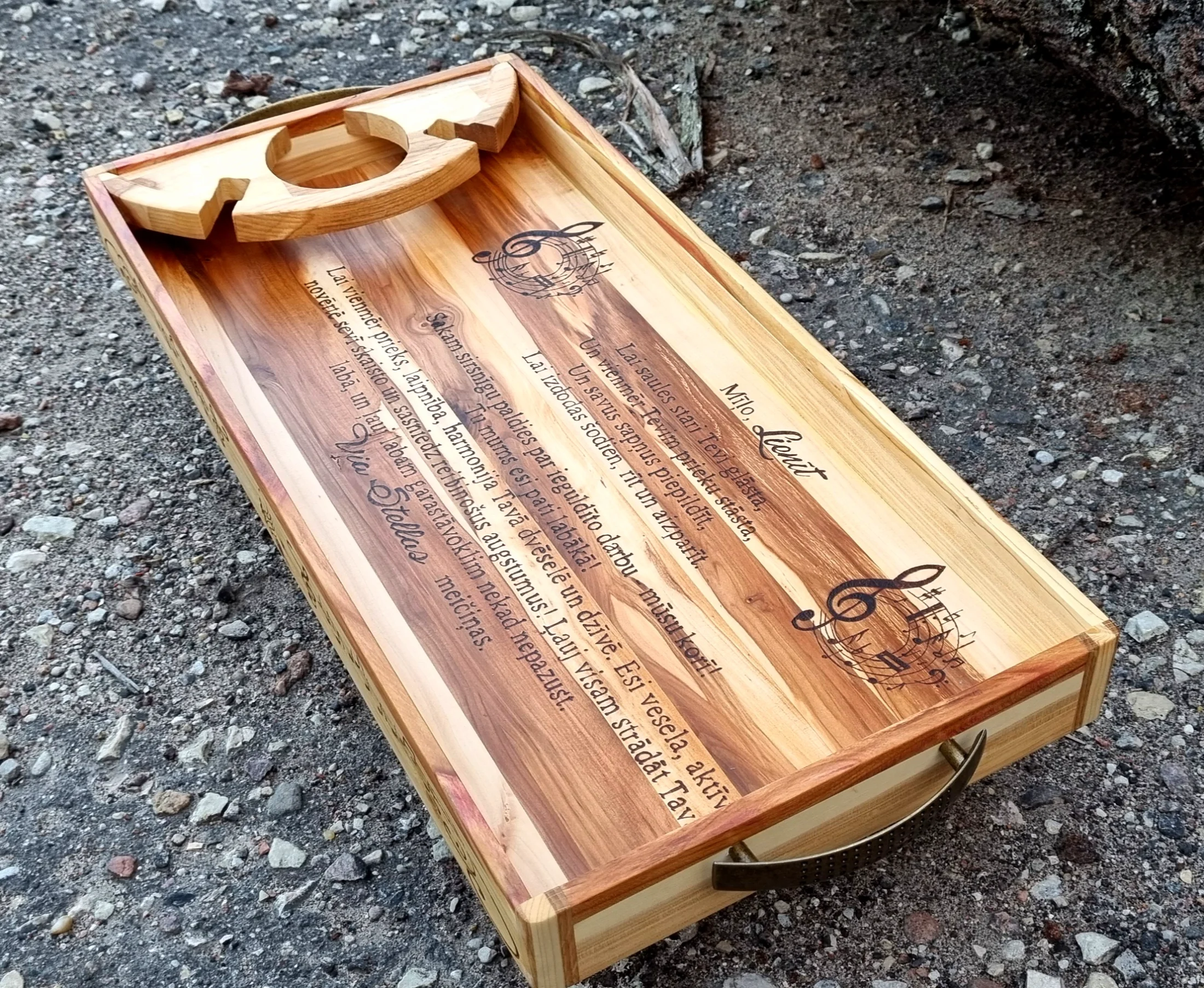 Personalizēta koka paplāte vīna pudelei un glāzēm