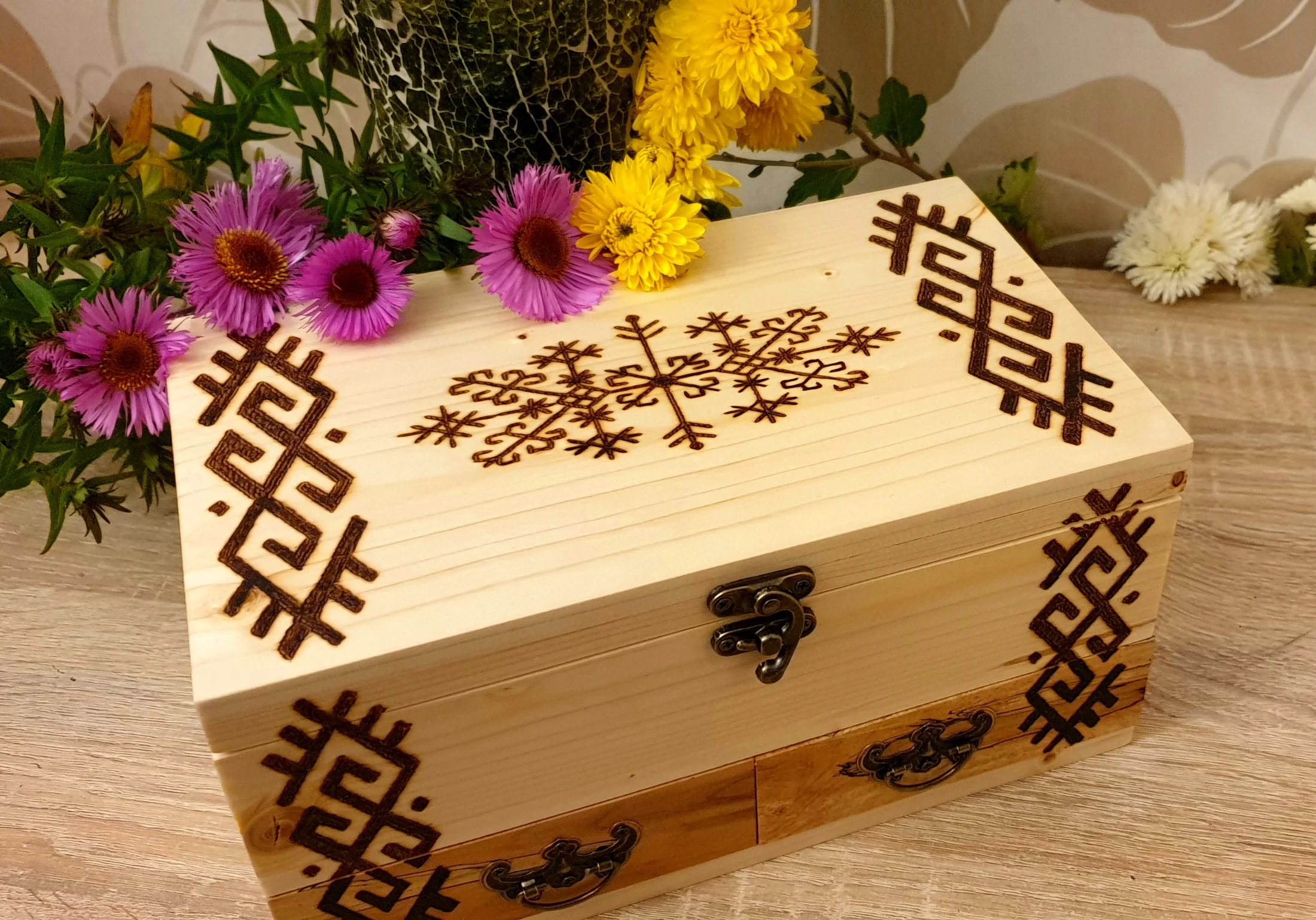 koka rotaslietu lādīte