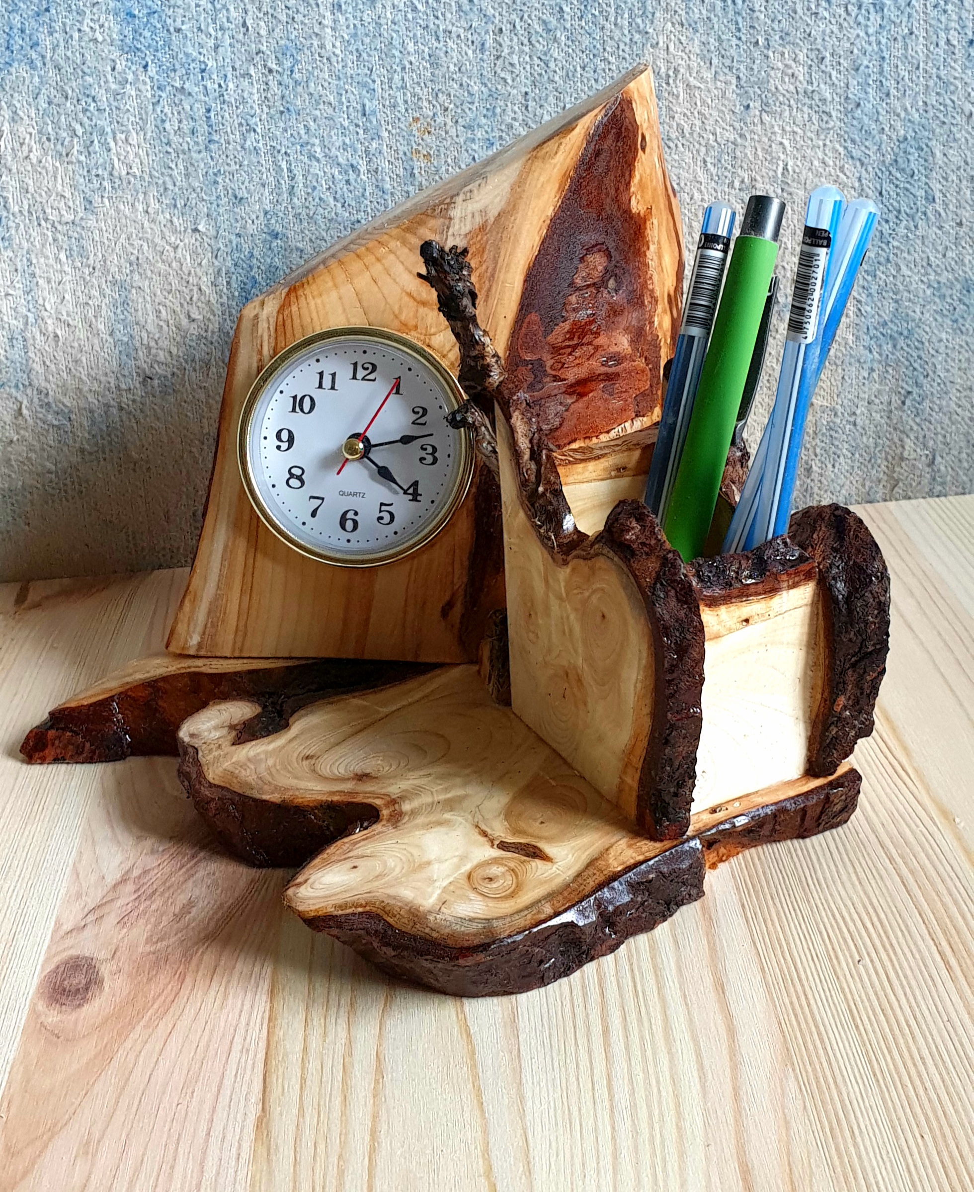 Neatkārtojams koka rakstāmpiederumu organizators